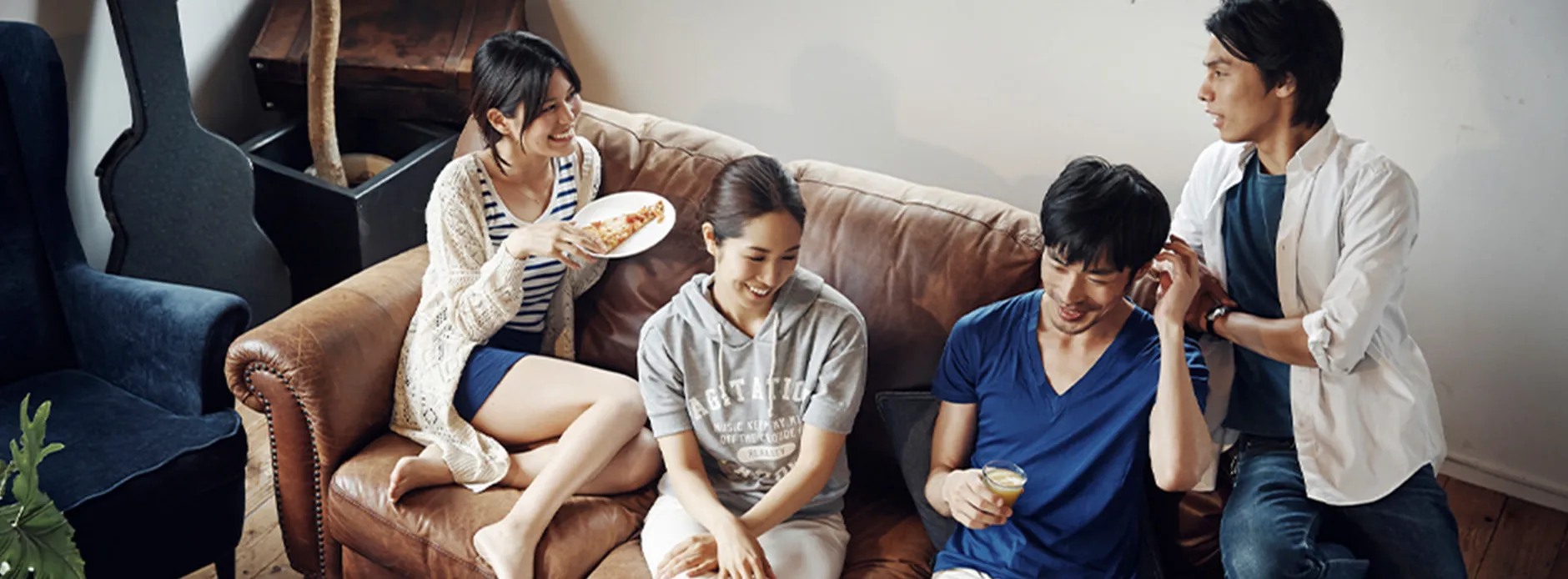 男女がソファに座り笑顔で会話しています